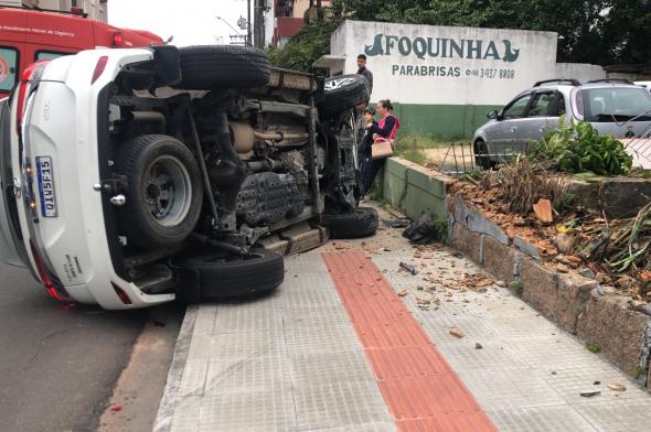 Colisão provoca tombamento de caminhonete no Centro de Criciúma 