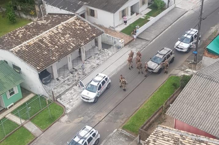 Bandidos são presos e caminhonete roubada é recuperada em Criciúma 