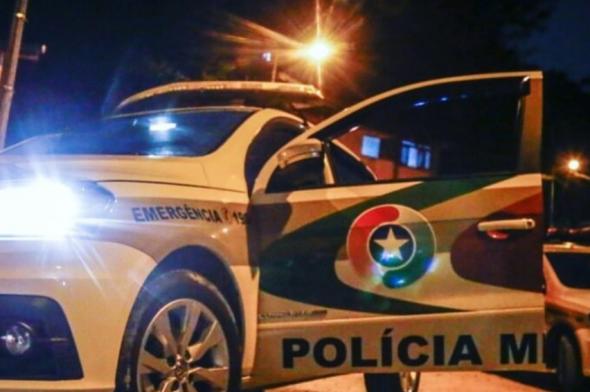 Bandidos abordam vítimas saindo de restaurante e roubam Hilux em Criciúma 