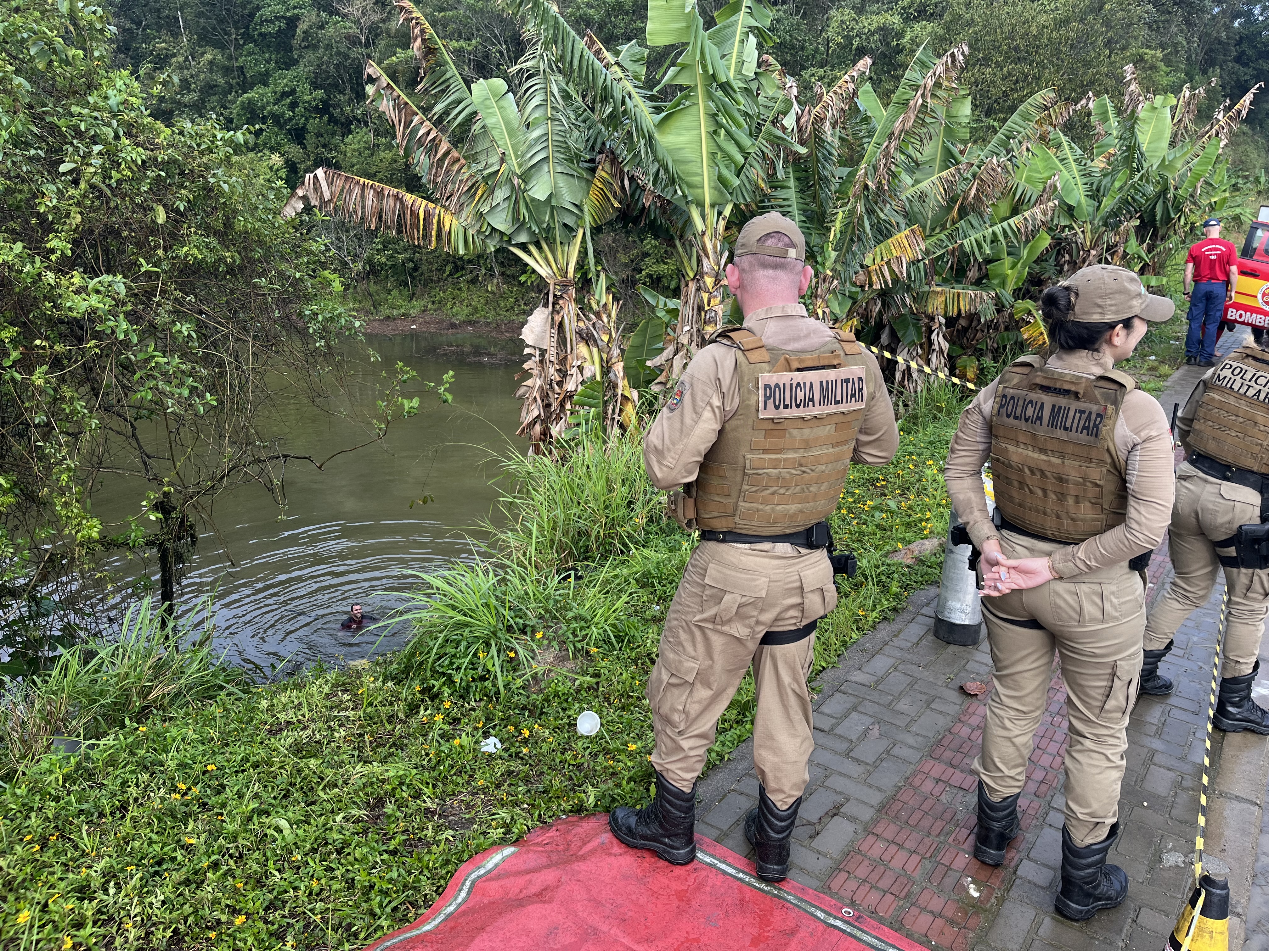 Corpo de Bombeiros faz buscas por veículo submerso em Criciúma 