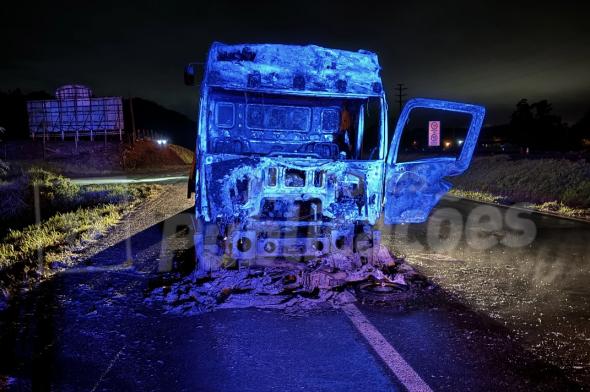 Motociclista morre carbonizado após grave acidente na BR-101