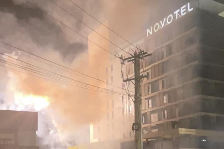 Torcida do Criciúma faz foguetório na porta do hotel em que está a delegação do Fluminense 