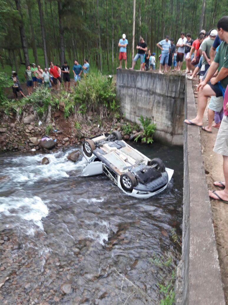 Homem morre ao cair em rio