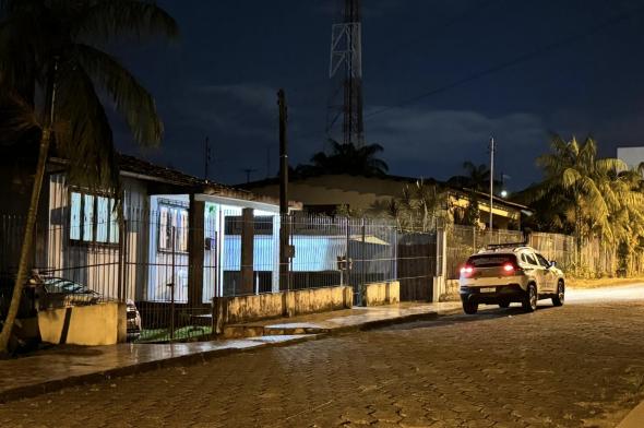 Bandidos invadem residência e rendem família durante jantar de Natal em Criciúma