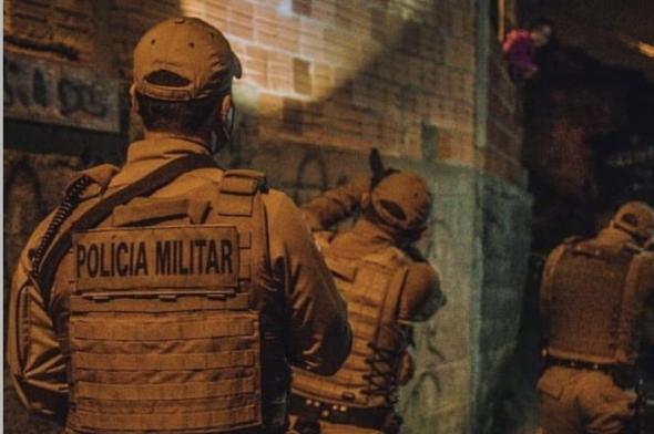 Bandidos armados rendem vítimas e roubam veículo em Criciúma
