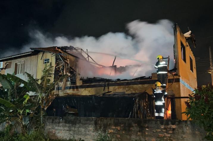 Incêndio destrói casa no bairro Vila Nova, em Içara