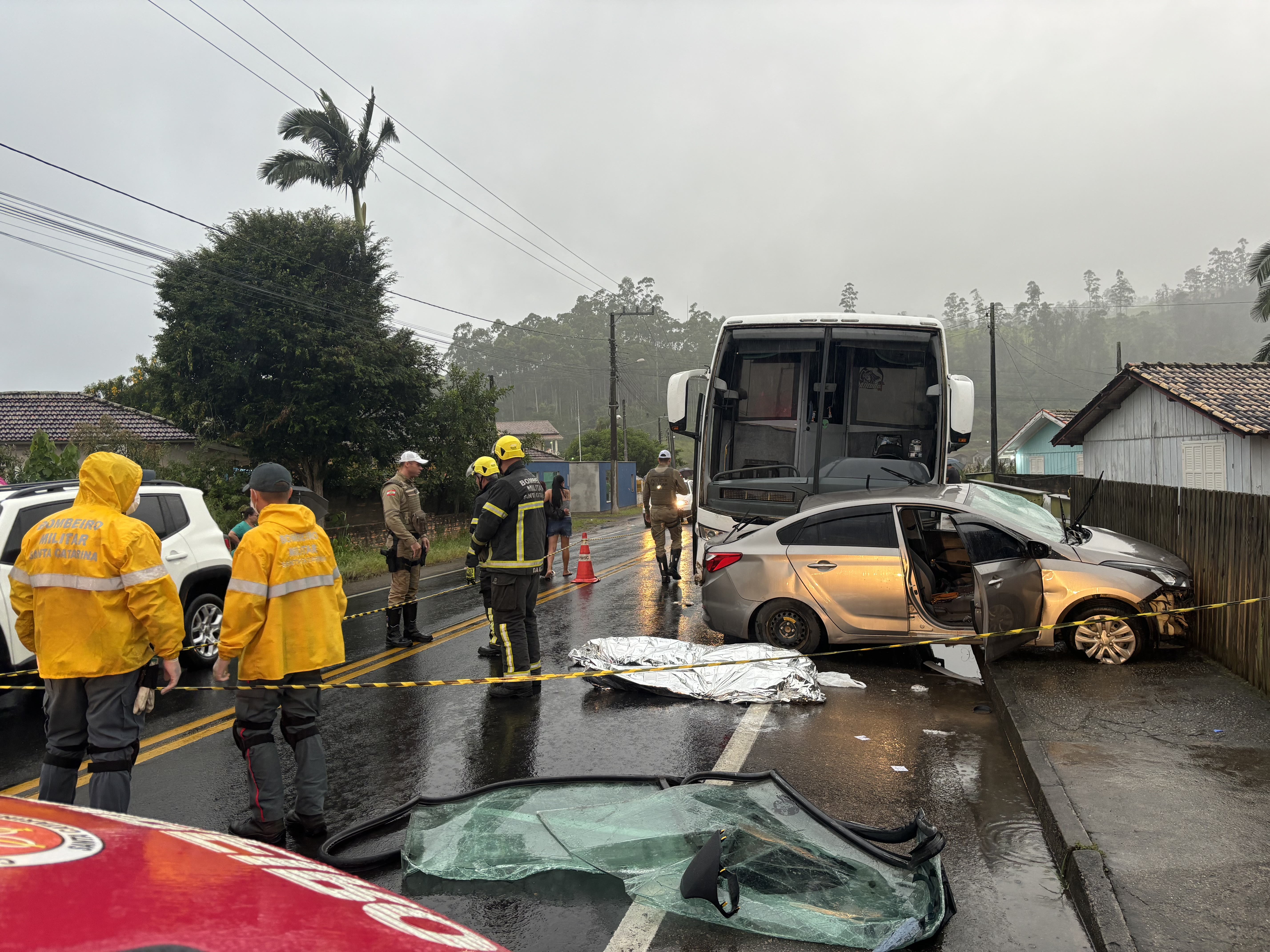 Colisão envolvendo carro e ônibus deixa duas pessoas mortas na SC-390