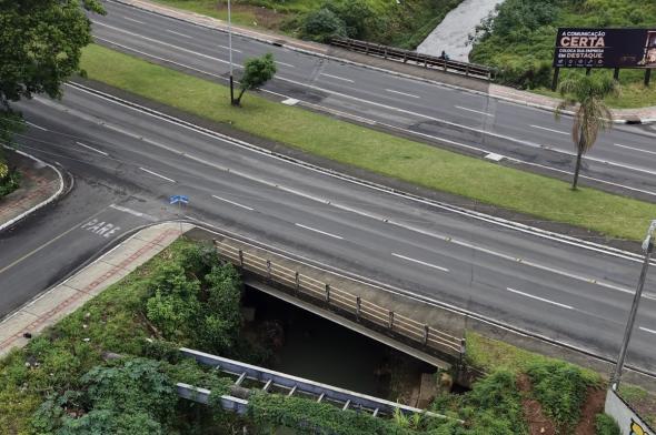 Usuários de drogas voltam a ocupar ponte na Avenida Centenário, em Criciúma