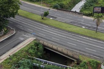 Usuários de drogas voltam a ocupar ponte na Avenida Centenário, em Criciúma