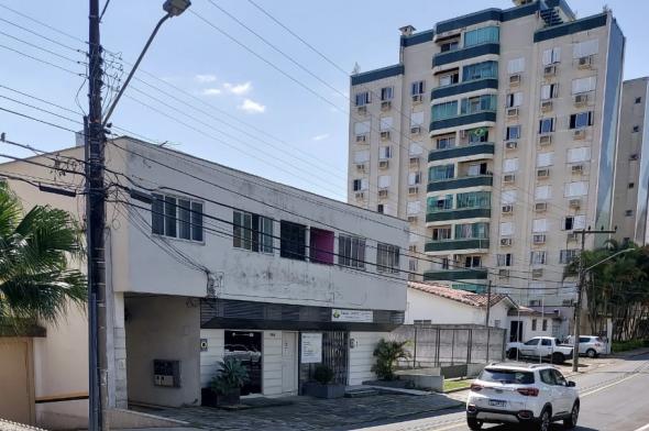 Mulher grávida morre ao cair de prédio no Centro de Criciúma; não se descarta feminicídio