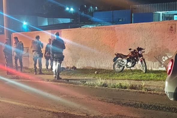 Bandido tenta fugir da PM e morre após colidir contra poste em Criciúma