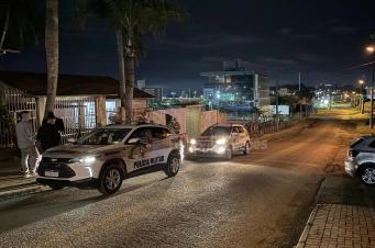 Bandidos armados rendem vítimas e roubam veículo próximo ao Batalhão da PM em Criciúma 