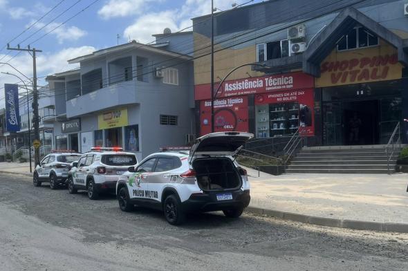 Bandido armado invade shopping, faz reféns e rouba diversos celulares em Forquilhinha 