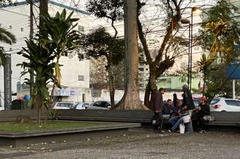 Fluxo de usuários de drogas migra para praça no Centro de Criciúma; moradores estão com medo