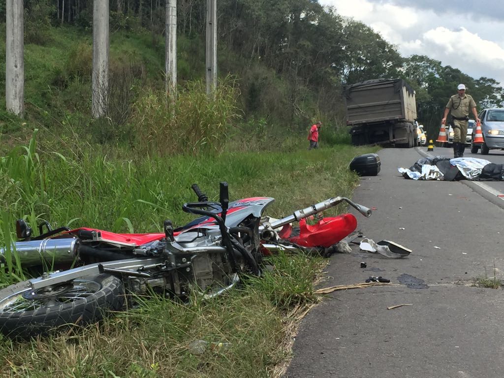 Motociclista morre ao colidir contra caminhão na SC-108, em Urussanga