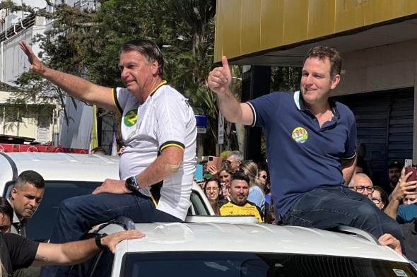 Bolsonaro reúne apoiadores durante caminhada pelo Centro de Criciúma 