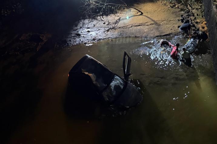 Carro despenca de ponte, cai em rio e motorista morre em Criciúma