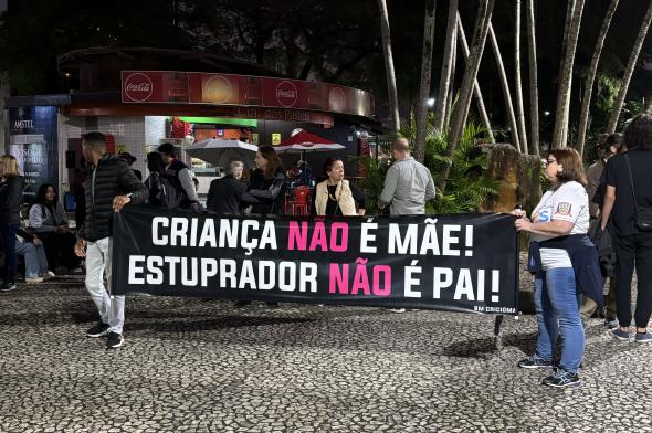 Ato a favor do aborto reúne 46 pessoas no centro de Criciúma