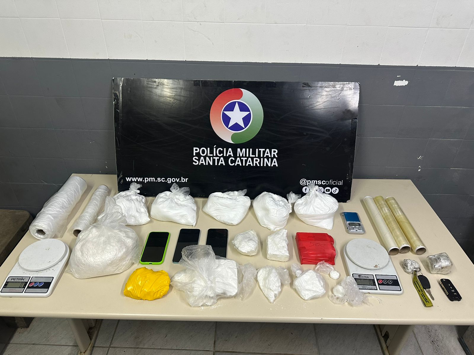 Traficantes são presos pela PM com grande quantidade de cocaína em Criciúma