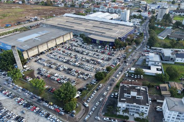AgroPonte tem relatos de furtos de celulares e espera de até uma hora para acesso à feira