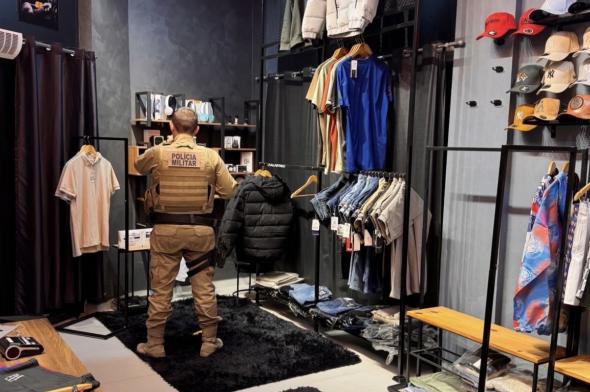 Criminosos furtam 50 peças de roupas e 40 garrafas de bebidas de loja em Içara