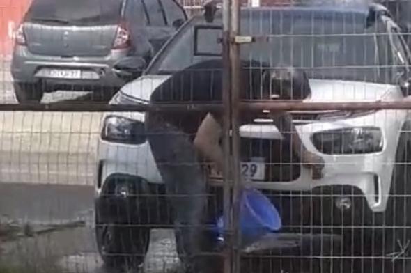 Médico é flagrado lavando o carro enquanto pacientes aguardam atendimento em posto de saúde de Criciúma 
