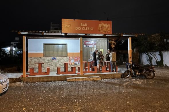 Assaltantes armados invadem bar, rendem vítimas e roubam dinheiro e veículo em Criciúma 