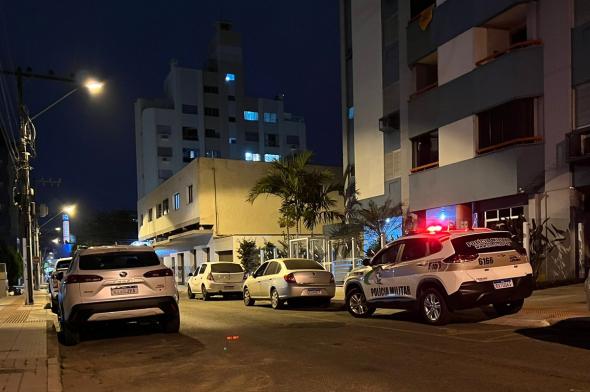 Bandidos rendem e agridem vítima no Centro de Criciúma; um carro foi roubado 