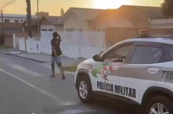 Vídeo mostra ladrão sendo acompanhado por policiais em Criciúma