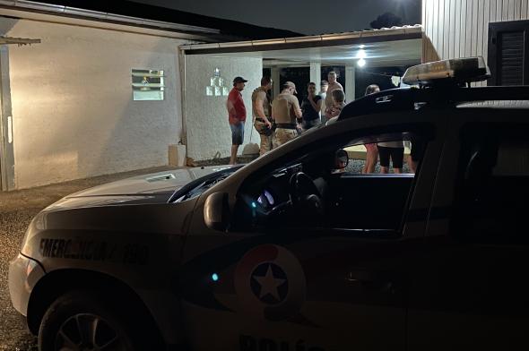 Em andamento: bandidos armados invadem residência, amarram idosos e roubam veículo em Içara 
