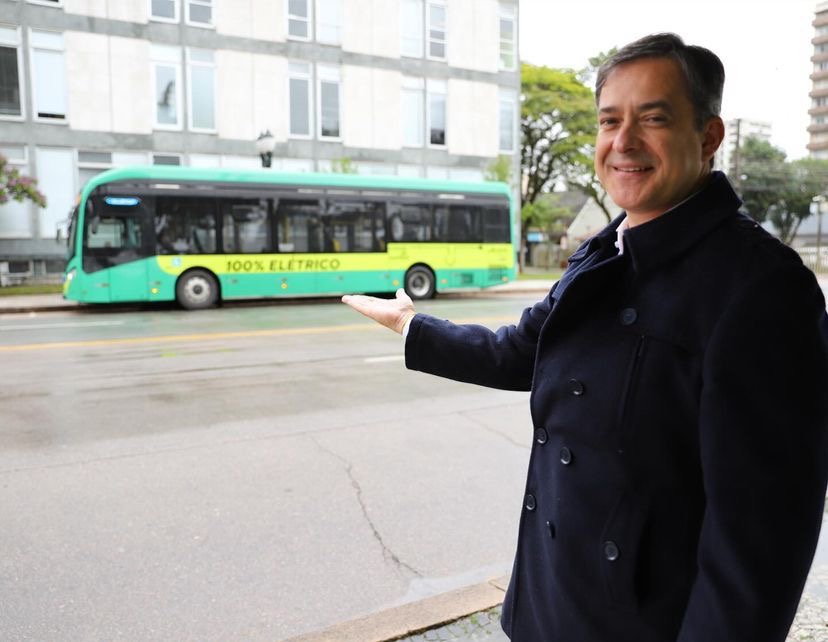 Pré-candidato a prefeito de Criciúma vai à Curitiba e promete ônibus elétricos em caso de vitória; cada ônibus custa em torno de R$ 4.5 milhões 
