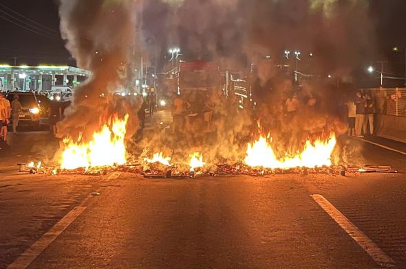 Manifestantes bloqueiam a BR-101 em Maracajá 