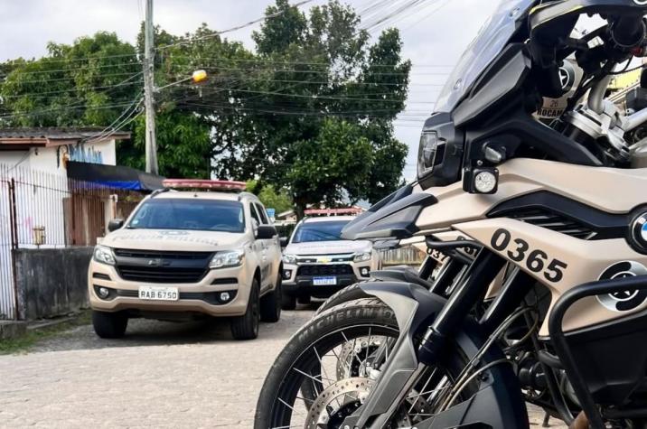 Quadrilha invade estabelecimento e rouba veículo em Criciúma
