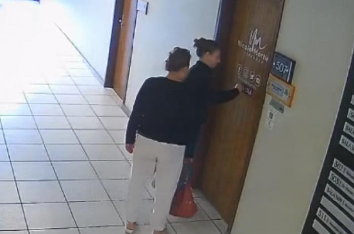 Mulher é flagrada arrancando adesivo escrito “Fora Lula” da porta do gabinete de vereador de Criciúma 