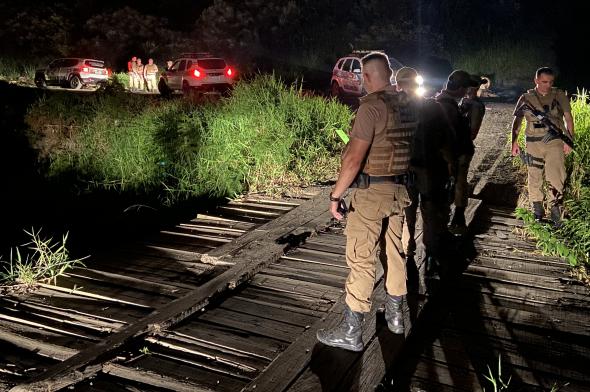 Em andamento: bandidos capotam veículo após fugirem da PM em Criciúma