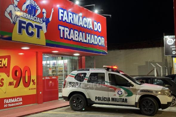 Bandido invade farmácia, rende trabalhadores e rouba dinheiro no Pinheirinho