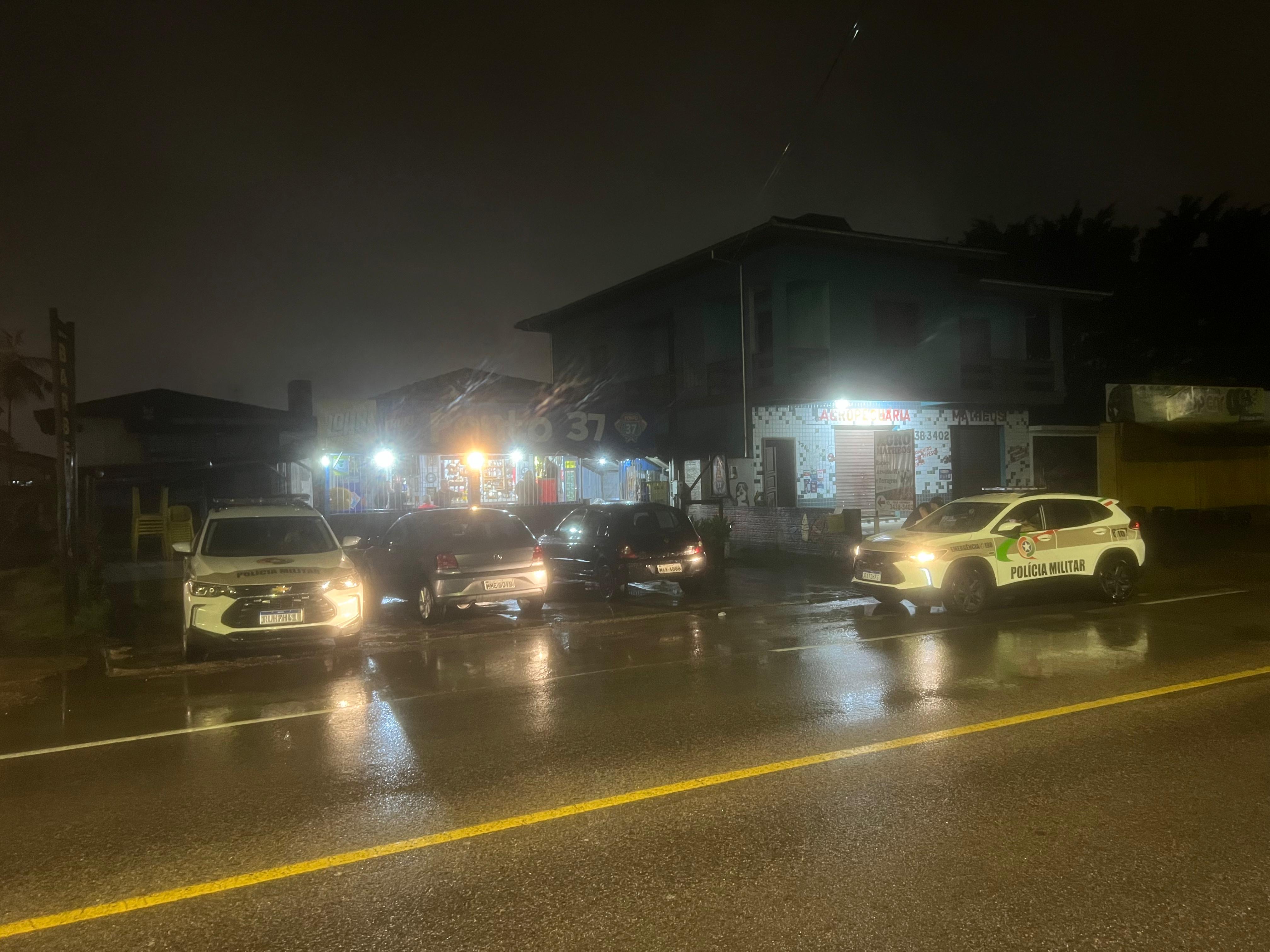 Quadrilha invade bar, rende vítimas e rouba veículo de luxo em Criciúma 