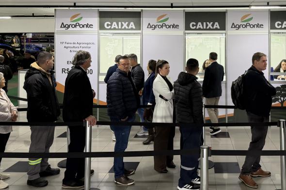 Longas filas e ingresso considerado caro provocam críticas na AgroPonte
