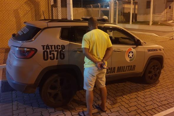 Em Criciúma: Tático prende bandido que deu mais de 20 facadas na mulher; a prisão aconteceu no bairro São Sebastião